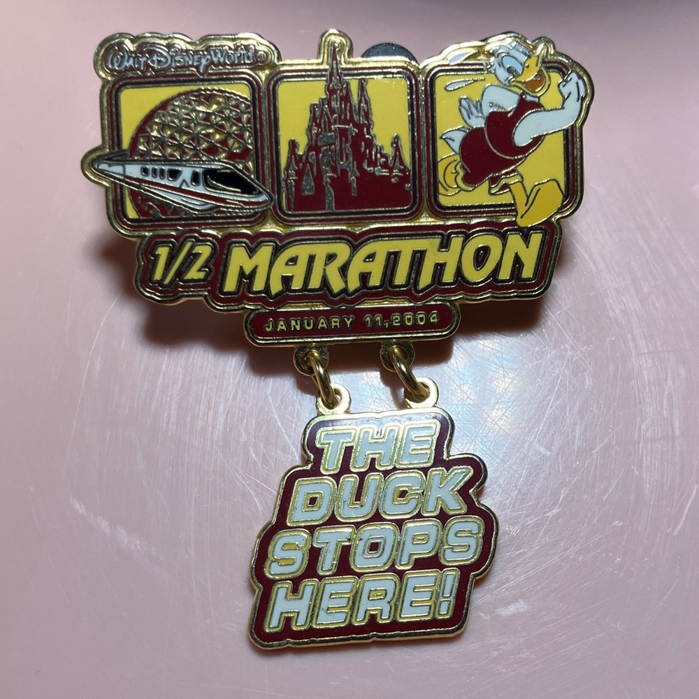 Disney 1/2 Marathon Pin with Donald Duck 2004 the duck stops here A5